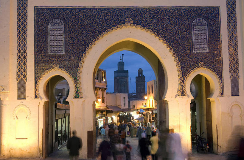 西方人,家,走,横图,室外,夜晚,正面,旅游,度假,名胜古迹,门,标志建筑,地标,建筑,路灯,照明,欧洲,非洲,摩洛哥,黑人,欧洲人,行人,游客,游人,阴影,服装,朦胧,模糊,遗迹,光线,影子,房屋,墙,屋子,拱门,灯光,许多人,休闲装,古迹,文物,娱乐,建设,古建筑,楼房,路人,旅客,墙壁,墙面,住宅,灯,衣服,门框,一群人,享受,休闲,休闲服,旅游胜地,放松,服饰,照亮,照明设备,古文明,阿非利加洲,摩洛哥王国,费兹,过客,菲斯,男人,男性,年轻男性,年轻女性,女人,女性,非洲人,步行,散步,走路,半身,彩图,房子,非斯