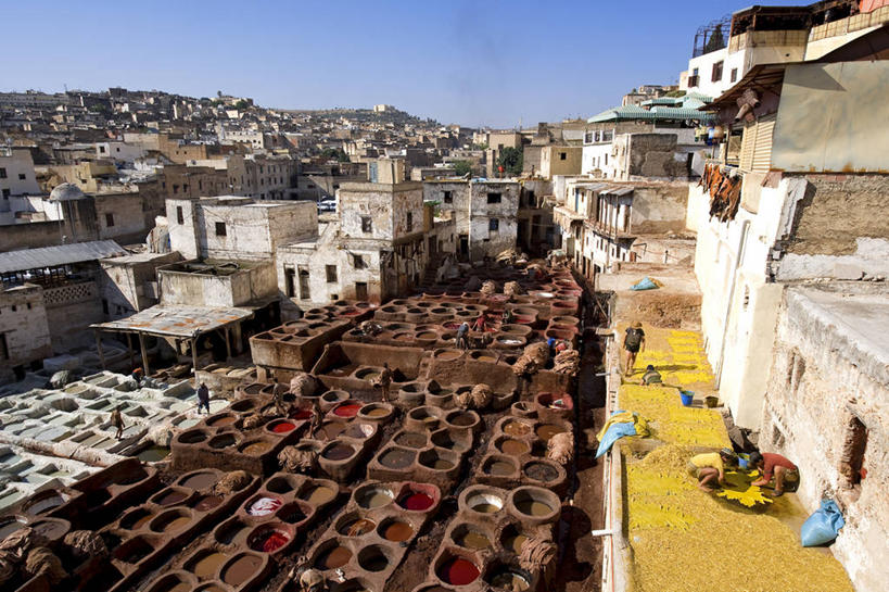 无人,家,工厂,横图,俯视,室外,白天,旅游,度假,美景,窗户,城市风光,城市,建筑,非洲,摩洛哥,阴影,光线,影子,房屋,墙,屋子,景观,公寓,建筑群,娱乐,建设,洋房,楼房,玻璃窗,墙壁,墙面,住宅,蓝色,蓝天,天空,阳光,天,享受,休闲,景色,放松,工业,晴朗,颜料,染缸,万里无云,阿非利加洲,摩洛哥王国,费兹,菲斯,晴空,晴空万里,彩图,高角度拍摄,房子,制造厂,生产工厂,非斯