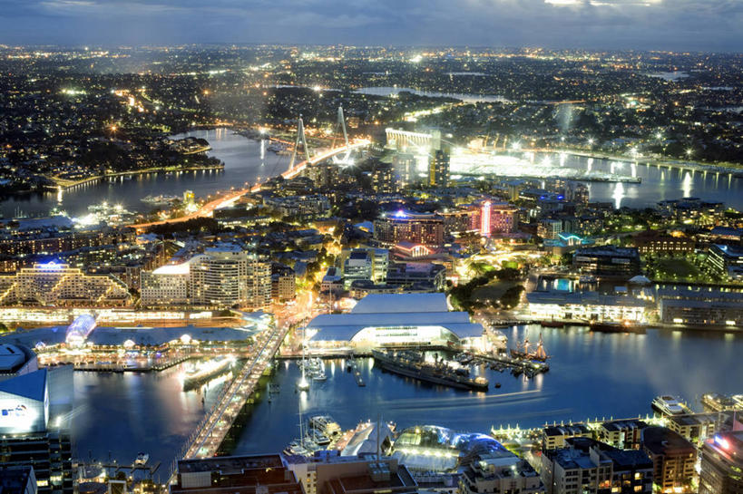 无人,家,高楼大厦,横图,俯视,航拍,室外,夜晚,度假,海浪,海洋,美景,城市风光,城市,大桥,大厦,建筑,路灯,摩天大楼,桥梁,夜景,照明,澳大利亚,阴影,光线,影子,房屋,屋子,景观,浪花,公寓,建筑群,斜拉桥,桥,灯光,娱乐,建设,洋房,楼房,住宅,灯,海水,享受,休闲,景色,放松,照亮,照明设备,鸟瞰,大洋洲,悉尼,澳洲,海景,南方大陆,首府,澳大利亚联邦,雪梨,新州,新南威尔士,新南威尔士州,达令港,斜张桥,情人港,大海,风浪,海,海水的波动,近岸浪,涌浪,彩图,高角度拍摄,房子,大楼,高层建筑,高楼,摩天楼