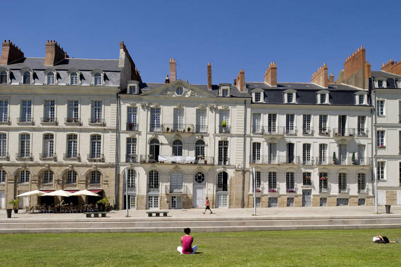 西方人,一个人,家,坐,横图,室外,白天,旅游,度假,草地,草坪,美景,植物,窗户,城市风光,城市,道路,建筑,路,法国,欧洲,欧洲人,仅一个女性,仅一个人,阴影,服装,光线,影子,房屋,墙,屋子,景观,公寓,小路,交通,休闲装,娱乐,建设,洋房,楼房,玻璃窗,墙壁,墙面,住宅,草,背面,衣服,蓝色,绿色,蓝天,天空,阳光,天,仅一个中年女性,享受,休闲,休闲服,景色,放松,服饰,晴朗,西欧,法兰西,万里无云,法兰西共和国,首府,卢瓦尔河地区,法兰西第五共和国,卢瓦尔,卢瓦尔大区,卢瓦尔河大区,女人,女性,中年女性,白种人,晴空,晴空万里,坐着,彩图,全身,房子,大西洋岸卢瓦尔省,大西洋卢瓦尔省,南特,南特区