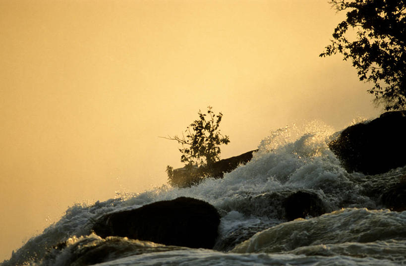 无人,横图,室外,白天,仰视,旅游,度假,石头,美景,瀑布,日落,水,植物,非洲,赞比亚,飞溅,溅,石子,液体,景观,水滴,晚霞,霞光,落日,背光,娱乐,水珠,树,树木,绿色,自然,黄昏,享受,休闲,景色,彩霞,放松,生长,成长,喷洒,自然风光,逆光,莫西奥图尼亚瀑布,维多利亚瀑布,赞比亚共和国,夕照,薄暮,跌水,石块,岩石,夕阳,彩图,低角度拍摄,傍晚,斜阳
