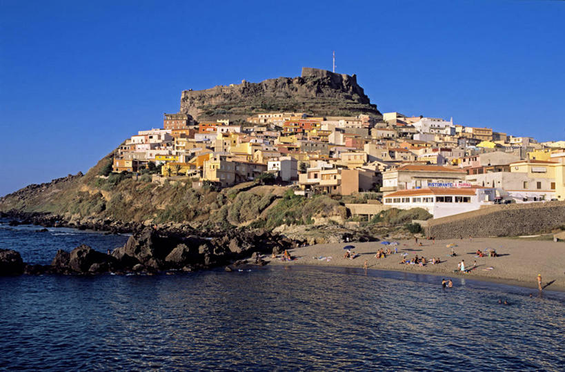 无人,家,横图,室外,白天,正面,旅游,度假,海浪,海洋,石头,美景,沙滩,植物,意大利,欧洲,阴影,光线,沙子,石子,影子,房屋,屋子,海岸,景观,浪花,沙地,娱乐,楼房,住宅,树,树木,蓝色,绿色,蓝天,天空,阳光,自然,海水,天,享受,休闲,景色,放松,生长,晴朗,成长,南欧,自然风光,海景,万里无云,意大利共和国,撒丁岛,萨萨里省,大海,风浪,海,海水的波动,海滩,近岸浪,石块,岩石,涌浪,晴空,晴空万里,彩图,房子,卡斯泰尔萨尔多