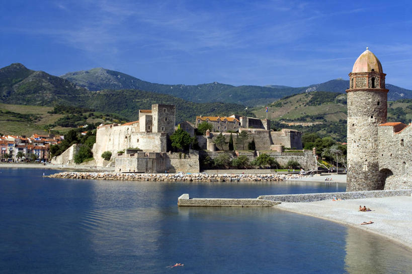 无人,家,教堂,横图,室外,白天,正面,旅游,度假,草地,草坪,海浪,海洋,石头,名胜古迹,山,山脉,植物,标志建筑,地标,建筑,法国,欧洲,阴影,节日,遗迹,光线,石子,影子,堡垒,城堡,房屋,屋子,浪花,山峰,云,云朵,山峦,云彩,古迹,文化,文物,娱乐,建设,古建筑,楼房,住宅,草,树,树木,蓝色,绿色,白云,蓝天,天空,阳光,自然,海水,群山,天,祈祷,享受,休闲,健康,旅游胜地,放松,许愿,宗教,信仰,生长,晴朗,成长,纪念,祈求,基督教,西欧,要塞,天主教,法兰西,海景,信念,古文明,法兰西共和国,法兰西第五共和国,朗格多克.鲁西永,朗格多克.鲁西永大区,设防,东比利牛斯省,平安,大海,风浪,海,海水的波动,近岸浪,石块,岩石,涌浪,晴空,彩图,房子,大教堂,礼拜堂,科利乌尔