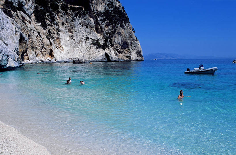 无人,横图,室外,白天,正面,旅游,度假,海浪,海洋,石头,美景,沙滩,船,意大利,欧洲,阴影,光线,沙子,石子,影子,海岸,景观,浪花,水平线,悬崖,辽阔,木船,海平线,沙地,娱乐,蓝色,蓝天,天空,阳光,自然,海水,交通工具,天,享受,休闲,广阔,景色,放松,晴朗,一望无际,舟,南欧,自然风光,载具,海景,万里无云,意大利共和国,绝壁,无边无际,一马平川,撒丁岛,大海,风浪,海,海水的波动,海滩,近岸浪,石块,岩石,涌浪,晴空,晴空万里,彩图,努奥罗省,水天相接,水天一线