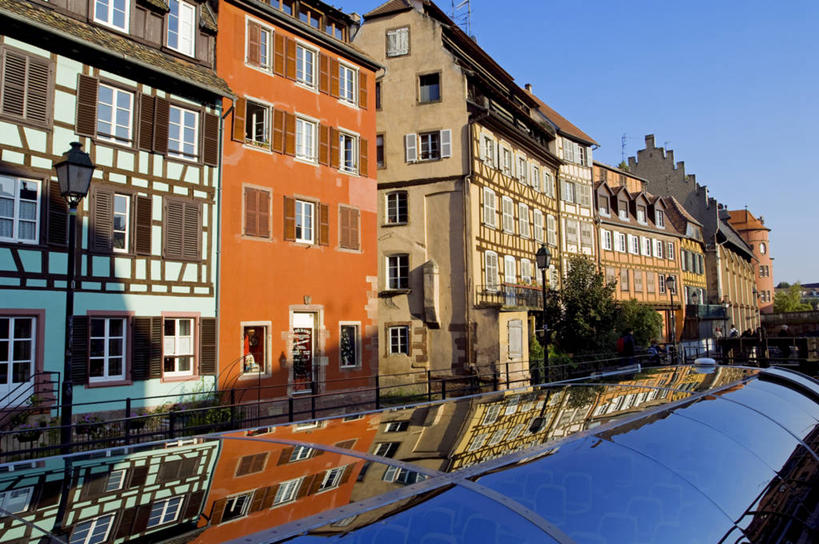 无人,家,横图,室外,白天,正面,旅游,度假,河流,名胜古迹,水,植物,窗户,标志建筑,地标,建筑,路灯,轮船,船,照明,法国,欧洲,阴影,遗迹,光线,影子,房屋,墙,屋子,河水,水流,公寓,灯光,古迹,文物,娱乐,建设,古建筑,洋房,楼房,玻璃窗,墙壁,墙面,住宅,灯,树,树木,蓝色,绿色,倒影,蓝天,天空,阳光,自然,交通工具,天,享受,休闲,旅游胜地,放松,生长,晴朗,成长,照亮,倒映,照明设备,阿尔萨斯,西欧,法兰西,载具,古文明,万里无云,法兰西共和国,首府,法兰西第五共和国,斯特拉斯堡,反照,阿尔萨斯大区,晴空,晴空万里,彩图,房子,下莱茵省,小法兰西