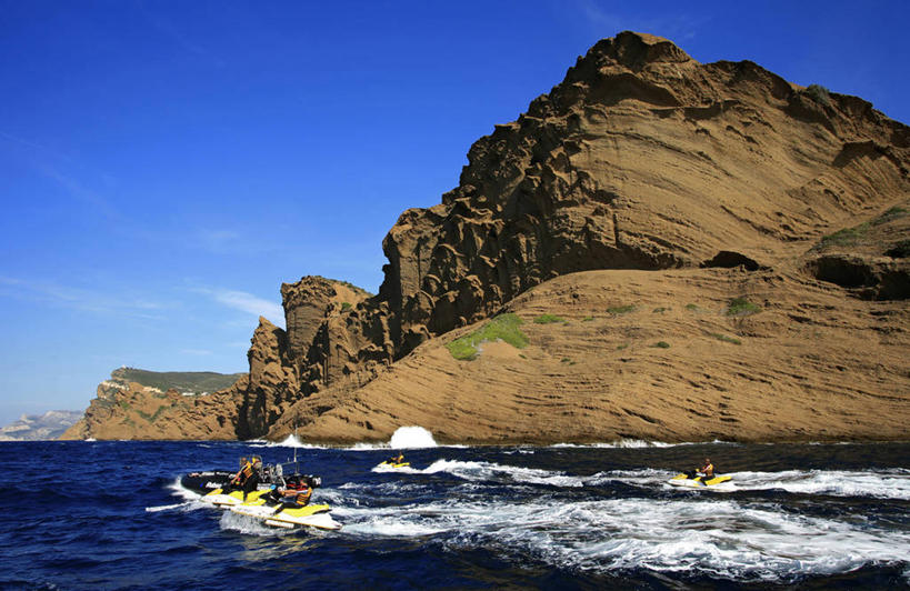 西方人,坐,横图,室外,白天,正面,旅游,度假,海浪,海洋,石头,美景,船,法国,欧洲,欧洲人,阴影,波纹,飞溅,服装,溅,光线,石子,液体,影子,景观,浪花,水滴,悬崖,云,云朵,游艇,许多人,云彩,娱乐,水珠,衣服,蓝色,白云,蓝天,水纹,天空,阳光,自然,海水,船尾波,交通工具,波浪,天,一群人,享受,休闲,景色,放松,服饰,晴朗,衣着,西欧,穿着,喷洒,法兰西,自然风光,载具,海景,法兰西共和国,法兰西第五共和国,绝壁,衣饰,普罗旺斯.阿尔卑斯.蓝色海岸,普罗旺斯.阿尔卑斯.蓝色海岸大区,罗讷河口省,罗讷河口,男人,男性,年轻男性,年轻女性,女人,女性,白种人,大海,风浪,海,海水的波动,近岸浪,石块,岩石,涌浪,晴空,坐着,彩图,全身,马赛区,拉西奥塔