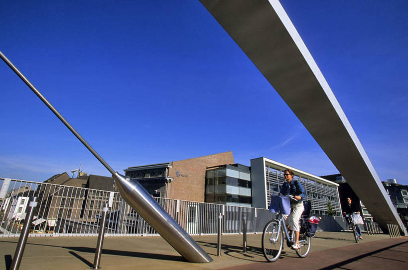 西方人,两个人,家,栏杆,坐,走,横图,室外,白天,仰视,度假,美景,城市风光,城市,自行车,欧洲,荷兰,欧洲人,握,阴影,服装,光线,影子,房屋,屋子,景观,云,云朵,公寓,围栏,云彩,休闲装,娱乐,洋房,护栏,楼房,住宅,车,脚踏车,骑,衣服,蓝色,白云,蓝天,天空,阳光,交通工具,天,骑车,享受,休闲,休闲服,景色,放松,握着,服饰,晴朗,西欧,载具,首府,荷兰王国,尼德兰王国,马斯特里赫特,林堡省,女人,女性,中年女性,白种人,晴空,步行,散步,走路,坐着,彩图,低角度拍摄,全身,房子