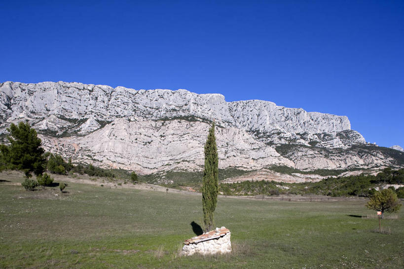 无人,横图,室外,白天,正面,旅游,度假,草地,草坪,石头,美景,山,山脉,植物,法国,欧洲,阴影,光线,石子,影子,景观,山峰,山峦,娱乐,草,树,树木,蓝色,绿色,蓝天,天空,阳光,自然,群山,天,享受,休闲,景色,放松,生长,晴朗,成长,西欧,法兰西,自然风光,万里无云,法兰西共和国,法兰西第五共和国,普罗旺斯.阿尔卑斯.蓝色海岸,普罗旺斯.阿尔卑斯.蓝色海岸大区,罗讷河口省,罗讷河口,石块,岩石,晴空,晴空万里,彩图,莱斯佩尼斯米拉波