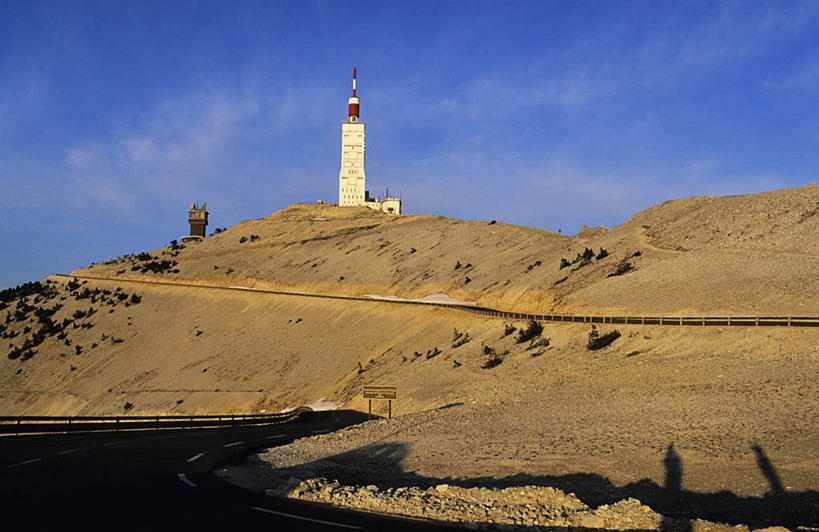 无人,横图,室外,白天,正面,旅游,度假,天线,卫星,石头,美景,山,山脉,法国,欧洲,阿尔卑斯山,阴影,光线,石子,影子,景观,山顶,山峰,云,云朵,山峦,云彩,娱乐,蓝色,白云,蓝天,天空,阳光,自然,群山,天,享受,休闲,景色,放松,晴朗,信号,无线电,西欧,沃克吕兹省,法兰西,自然风光,阿尔卑斯山脉,卫星天线,法兰西共和国,冯杜山,法兰西第五共和国,卫星通信,卫星信号,颠峰,极峰,普罗旺斯.阿尔卑斯.蓝色海岸,石块,岩石,晴空,彩图