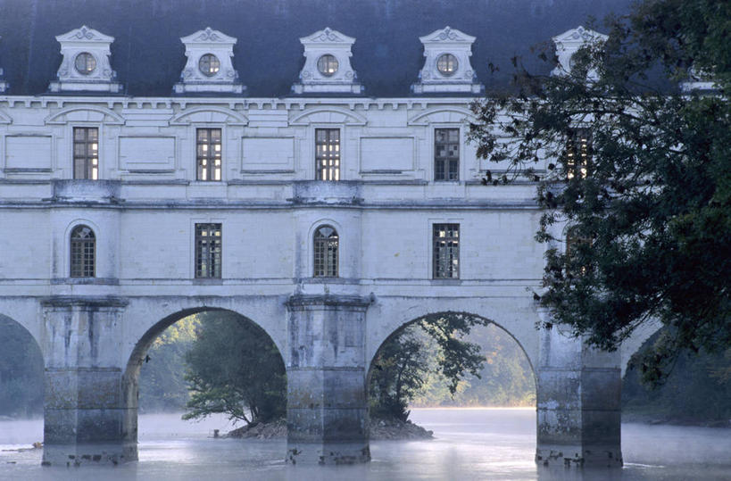 无人,家,横图,室外,白天,正面,旅游,度假,河流,名胜古迹,水,植物,窗户,门,标志建筑,地标,建筑,法国,欧洲,波纹,遗迹,堡垒,城堡,房屋,墙,屋子,河水,水流,公寓,拱门,涟漪,古迹,文物,娱乐,建设,古建筑,洋房,楼房,玻璃窗,墙壁,墙面,住宅,树,树木,绿色,倒影,水纹,自然,门框,波浪,享受,休闲,旅游胜地,放松,生长,成长,倒映,西欧,要塞,法兰西,古文明,法兰西共和国,水晕,法兰西第五共和国,反照,设防,安德尔.卢瓦尔省,中央大区,昂布瓦斯,舍农索城堡,雪侬梭城堡,彩图,房子