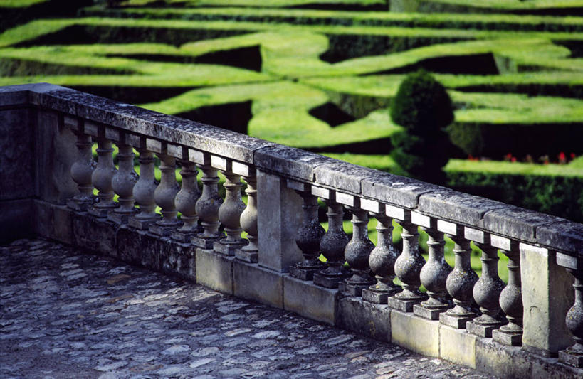 无人,栏杆,横图,俯视,室外,白天,旅游,度假,名胜古迹,植物,标志建筑,地标,建筑,法国,欧洲,阴影,环保,遗迹,光线,影子,堡垒,城堡,围栏,防护,古迹,文物,娱乐,建设,古建筑,护栏,树,树木,绿色,阳光,自然,享受,休闲,旅游胜地,放松,生长,成长,西欧,要塞,美好,美妙,法兰西,间隔,古文明,法兰西共和国,首府,美观,雅观,法兰西第五共和国,图尔,维朗德里城堡,设防,安德尔.卢瓦尔省,绿篱,生篱,树篱,植篱,中央大区,彩图,高角度拍摄