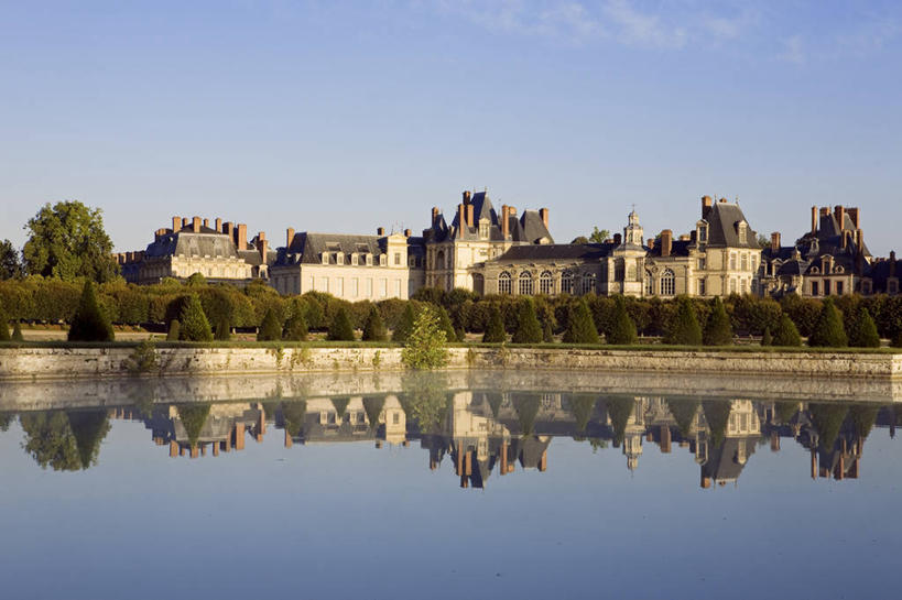 无人,家,横图,室外,白天,正面,旅游,度假,草地,草坪,河流,名胜古迹,树林,水,植物,标志建筑,地标,建筑,法国,欧洲,阴影,波纹,遗迹,光线,影子,堡垒,城堡,房屋,屋子,河水,水流,云,云朵,公寓,涟漪,云彩,古迹,文物,娱乐,建设,古建筑,洋房,楼房,住宅,草,树,树木,蓝色,绿色,白云,倒影,蓝天,水纹,天空,阳光,自然,波浪,天,享受,休闲,旅游胜地,放松,生长,晴朗,成长,倒映,西欧,要塞,法兰西,古文明,法兰西共和国,水晕,法兰西第五共和国,法兰西岛,枫丹白露,枫丹白露宫,枫丹白露宫苑,枫丹白露镇,反照,法兰西岛大区,设防,塞纳.马恩省,晴空,彩图,房子