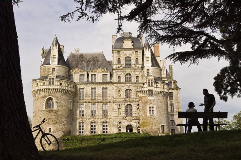 西方人,两个人,家,站,坐,横图,室外,白天,仰视,旅游,度假,草地,草坪,名胜古迹,植物,别墅,窗户,标志建筑,地标,建筑,自行车,椅子,法国,欧洲,欧洲人,行人,游客,游人,服装,遗迹,堡垒,城堡,房屋,木椅,墙,屋子,公寓,树桩,背光,休闲装,古迹,文物,娱乐,建设,古建筑,洋房,楼房,路人,旅客,玻璃窗,墙壁,墙面,住宅,车,脚踏车,草,树,树干,树木,衣服,绿色,天空,自然,交通工具,天,站着,享受,休闲,休闲服,木桩,旅游胜地,放松,服饰,生长,成长,西欧,要塞,法兰西,载具,逆光,古文明,法兰西共和国,卢瓦尔河地区,法兰西第五共和国,布里萨克城堡,卢瓦尔,卢瓦尔大区,卢瓦尔河大区,过客,设防,曼恩.卢瓦尔省,男人,男性,年轻男性,年轻女性,女人,女性,白种人,站立,坐着,彩图,低角度拍摄,全身,房子