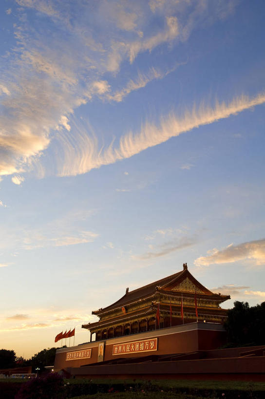 无人,天安门,宫殿,竖图,室外,白天,仰视,旅游,度假,名胜古迹,日落,标志建筑,地标,建筑,旗帜,国旗,北京,天安门广场,中国,亚洲,遗迹,晚霞,霞光,落日,首都,古迹,文物,娱乐,建设,古建筑,五星红旗,黄昏,享受,休闲,旅游胜地,彩霞,放松,宫廷,中国国旗,古文明,东亚,中华人民共和国,东城区,北京市,京,北平,华北地区,天安门城楼,王宫,夕照,薄暮,旗,夕阳,彩图,低角度拍摄,傍晚,皇宫,红地五星旗,中华人民共和国国旗,承天门,斜阳