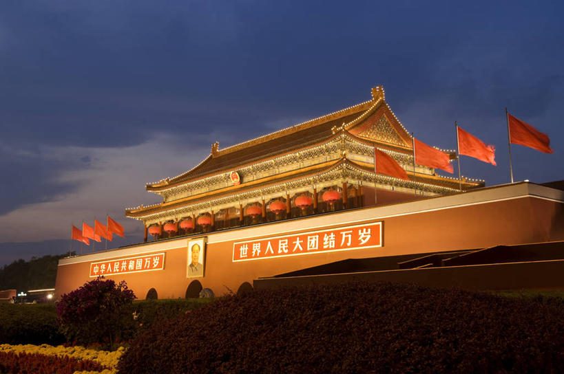 无人,天安门,宫殿,横图,室外,白天,仰视,旅游,度假,名胜古迹,日落,标志建筑,地标,建筑,旗帜,国旗,北京,天安门广场,中国,亚洲,遗迹,毛泽东,标志,文字,字符,晚霞,霞光,落日,首都,古迹,文物,娱乐,标识,建设,古建筑,五星红旗,黄昏,享受,休闲,汉字,旅游胜地,彩霞,放松,主席,领导,宫廷,中文,毛主席,中国国旗,古文明,东亚,中华人民共和国,东城区,北京市,京,北平,华北地区,国文,华文,天安门城楼,王宫,二十八画生,润之,诗人,石三伢子,咏芝,革命家,理论家,首脑,战略家,夕照,薄暮,旗,夕阳,彩图,低角度拍摄,傍晚,皇宫,红地五星旗,中华人民共和国国旗,承天门,斜阳