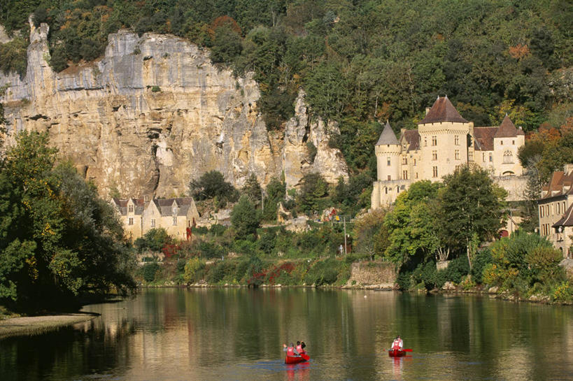 划船,西方人,坐,横图,室外,白天,正面,旅游,度假,名胜古迹,森林,山,山脉,树林,植物,标志建筑,地标,建筑,船,法国,欧洲,欧洲人,行人,游客,游人,阴影,服装,遗迹,光线,影子,堡垒,城堡,山峰,木船,山峦,两艘,许多人,休闲装,古迹,文物,娱乐,建设,古建筑,路人,旅客,树,树木,衣服,绿色,阳光,自然,交通工具,群山,一群人,享受,休闲,休闲服,旅游胜地,放松,服饰,生长,成长,舟,西欧,要塞,法兰西,载具,独木舟,古文明,法兰西共和国,阿基坦,法兰西第五共和国,独木船,荡舟,多尔多涅省,亚魁当,阿基坦大区,过客,设防,多尔多涅,佩里格,男人,男性,年轻男性,年轻女性,女人,女性,白种人,坐着,半身,彩图