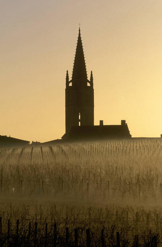 无人,果园,教堂,竖图,室外,白天,正面,旅游,度假,日落,田园,雾,标志建筑,地标,建筑,法国,欧洲,一排,节日,朦胧,模糊,整齐,并列,并排,时间,时钟,晚霞,霞光,落日,计时,文化,娱乐,建设,葡萄园,架子,排列,黄昏,钟表,庄园,祈祷,享受,休闲,健康,表,旅游胜地,彩霞,放松,许愿,宗教,信仰,纪念,支撑,祈求,固定,迷雾,西欧,队列,法兰西,平行,葡萄架,信念,法兰西共和国,首府,波尔多,阿基坦,法兰西第五共和国,塔钟,夕照,薄暮,亚魁当,波尔多市,阿基坦大区,平安,钟,大雾,夕阳,彩图,傍晚,大教堂,礼拜堂,圣埃美隆,斜阳