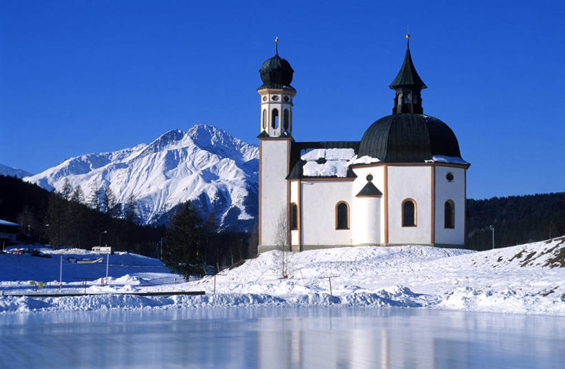 无人,教堂,横图,室外,白天,正面,旅游,度假,山,雪,雪山,大雪,标志建筑,地标,建筑,奥地利,欧洲,阴影,节日,光线,影子,墙,冰,积雪,山峰,雪景,冬季,冬天,山峦,文化,娱乐,建设,墙壁,墙面,蓝色,白色,蓝天,天空,阳光,天,祈祷,享受,休闲,健康,旅游胜地,放松,寒冷,许愿,宗教,信仰,晴朗,纪念,祈求,冰冷,信念,中欧,万里无云,严寒,奥地利共和国,蒂罗尔,蒂罗尔州,冰凉,酷寒,凛冽,凛凛,极冷,平安,晴空,晴空万里,彩图,大教堂,礼拜堂,提洛州,因斯布鲁克县,塞弗尔德