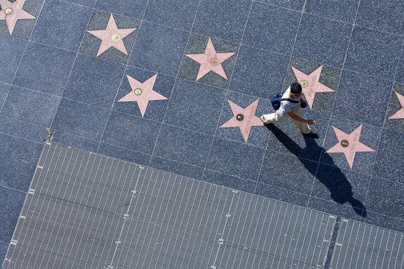 西方人,一个人,走,横图,俯视,室外,白天,度假,美景,城市风光,城市,道路,路,欧洲,美国,欧洲人,仅一个男性,仅一个人,一排,阴影,服装,裤子,整齐,并列,并排,光线,影子,景观,星星,小路,交通,休闲裤,休闲装,娱乐,排列,仅一个年轻男性,衣服,阳光,享受,休闲,星形,休闲服,景色,放松,服饰,北美,北美洲,队列,加利福尼亚,美洲,平行,五角形,加州,好莱坞,洛杉矶,加利福尼亚州,金州,黄金州,北亚美利加洲,亚美利加洲,荷里活,天使之城,好莱坞大道,男人,男性,年轻男性,白种人,五角星,步行,散步,走路,彩图,高角度拍摄,全身,美利坚合众国