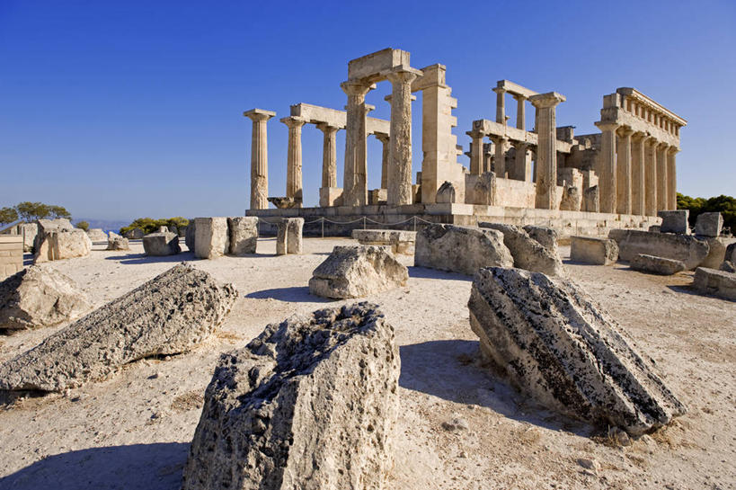 无人,横图,室外,白天,正面,旅游,度假,名胜古迹,楼梯,标志建筑,地标,建筑,希腊,欧洲,一排,阴影,遗迹,整齐,并列,并排,光线,影子,柱子,阶梯,古迹,文物,娱乐,建设,古建筑,废墟,台阶,排列,蓝色,蓝天,天空,阳光,天,享受,休闲,旅游胜地,放松,晴朗,队列,平行,古文明,希腊共和国,万里无云,晴空,晴空万里,彩图,阿尔戈.萨罗尼克群岛,埃伊纳岛,萨罗尼克群岛,阿法埃娅,阿法埃娅神庙