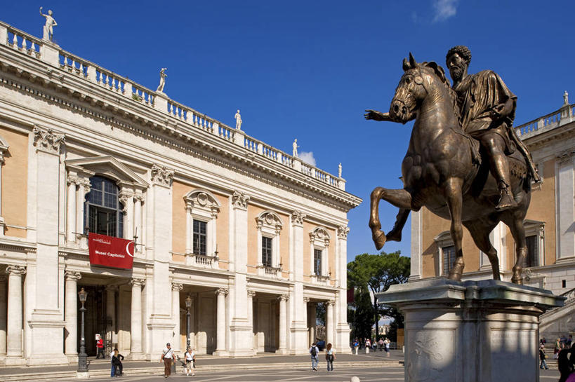 西方人,站,走,横图,室外,白天,仰视,度假,美景,窗户,城市风光,城市,马,野生动物,雕塑,意大利,欧洲,罗马,欧洲人,一排,行人,游客,游人,阴影,服装,艺术,整齐,装饰,并列,并排,光线,雕刻,雕像,影子,景观,云,云朵,首都,许多人,云彩,注视,休闲装,娱乐,路人,旅客,一匹,玻璃窗,排列,衣服,蓝色,白云,蓝天,天空,阳光,动物,工艺品,天,观察,看,站着,一群人,享受,休闲,休闲服,景色,放松,运输,服饰,牲畜,晴朗,观看,纪念,美术,察看,拉齐奥,队列,关注,南欧,主题,平行,陈列,意大利共和国,功能,美学,拉齐奥大区,罗马省,过客,卡比托利欧广场,卡比托利欧山,男人,男性,年轻男性,年轻女性,女人,女性,白种人,晴空,步行,散步,站立,走路,彩图,低角度拍摄,全身,永恒之城,罗马七座山丘,七丘