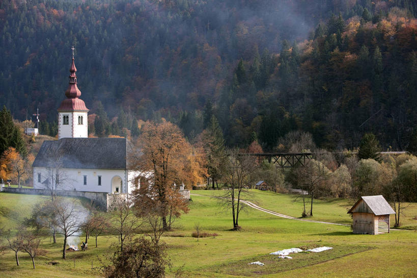 无人,教堂,横图,室外,白天,正面,旅游,度假,草地,草坪,秋季,树林,植物,雾,标志建筑,地标,建筑,欧洲,斯洛文尼亚,阴影,节日,朦胧,模糊,光线,影子,文化,娱乐,建设,草,树,树木,绿色,阳光,自然,祈祷,享受,休闲,健康,旅游胜地,放松,许愿,宗教,信仰,生长,成长,纪念,祈求,迷雾,信念,中欧,斯洛文尼亚共和国,平安,大雾,秋,秋天,彩图,大教堂,礼拜堂,戈雷尼,布莱德,布莱德岛