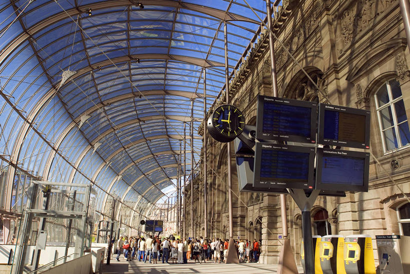 西方人,走,横图,室内,白天,正面,旅游,度假,窗户,标志建筑,地标,建筑,车站,法国,欧洲,欧洲人,一排,行人,游客,游人,阴影,服装,整齐,并列,并排,光线,影子,天窗,站台,许多人,注视,休闲装,娱乐,建设,月台,路人,旅客,玻璃窗,排列,衣服,蓝色,蓝天,天空,阳光,天,观察,看,一群人,享受,休闲,休闲服,旅游胜地,放松,服饰,晴朗,观看,察看,阿尔萨斯,西欧,队列,关注,法兰西,平行,万里无云,法兰西共和国,首府,法兰西第五共和国,斯特拉斯堡,阿尔萨斯大区,过客,男人,男性,年轻男性,年轻女性,女人,女性,白种人,晴空,晴空万里,步行,散步,走路,半身,彩图,下莱茵省