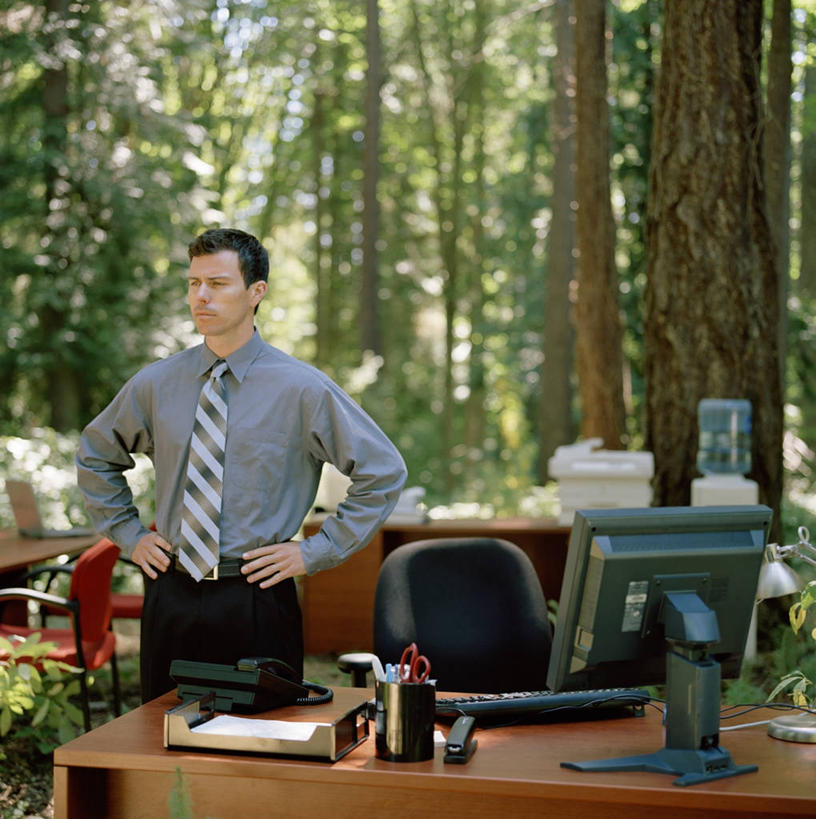 西方人,一个人,商务人士,商务男性,站,竖图,室外,白天,正面,衬衫,西装,电脑,显示器,鼠标,键盘,森林,植物,桌子,椅子,欧洲,欧洲人,仅一个男性,仅一个人,阴影,套装,正装,光线,网络,影子,办公桌,领带,职业装,输入设备,通讯设备,手叉腰,树,树木,仅一个年轻男性,绿色,阳光,自然,叉腰,站着,思考,台式电脑,考虑,思索,生长,成长,双手叉腰,通信设备,商务装,工薪阶层,输出设备,思量,斟酌,男人,男性,年轻男性,白种人,白领,上班族,站立,半身,彩图,衬衣