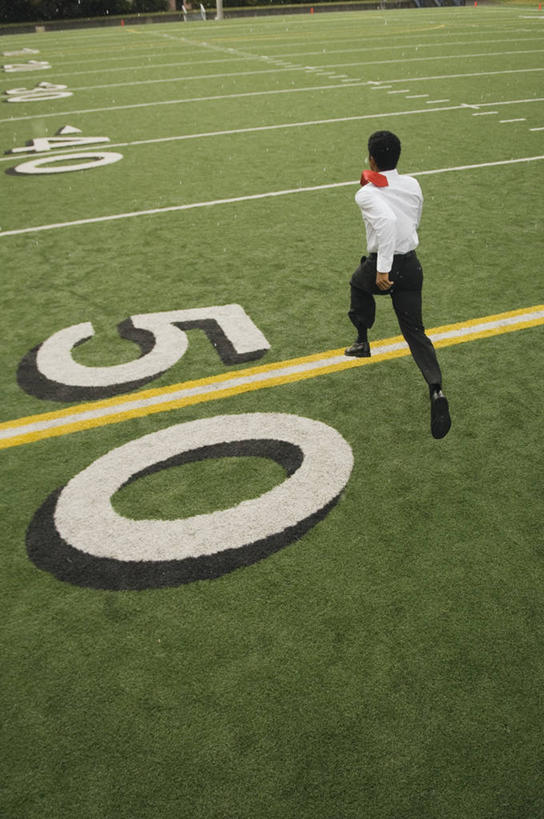 西方人,一个人,商务人士,商务男性,足球场,跑,跳,竖图,俯视,室外,白天,衬衫,西装,草地,草坪,植物,欧洲,欧洲人,仅一个男性,仅一个人,阴影,套装,正装,光线,标志,数字,文字,影子,字符,领带,半空,职业装,标识,草,仅一个年轻男性,绿色,阳光,阿拉伯数字,前进,商务装,绿茵场,行进,工薪阶层,进步,男人,男性,年轻男性,白种人,白领,上班族,跳跃,彩图,高角度拍摄,全身,衬衣,足球比赛场地