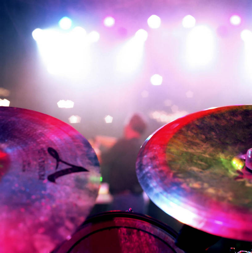 西方人,一个人,舞台,站,竖图,室内,白天,照明,欧洲,欧洲人,仅一个男性,仅一个人,乐队,表演,阴影,服装,朦胧,模糊,光线,影子,灯光,鼓,架子鼓,乐器,音乐,演奏,休闲装,队伍,灯,仅一个年轻男性,一个,背面,衣服,灯具,站着,休闲,休闲服,服饰,单个,聚光灯,打击乐器,照亮,演出,歌舞,照明设备,奏乐,爵士鼓,上演,男人,男性,年轻男性,白种人,表演台,站立,半身,彩图