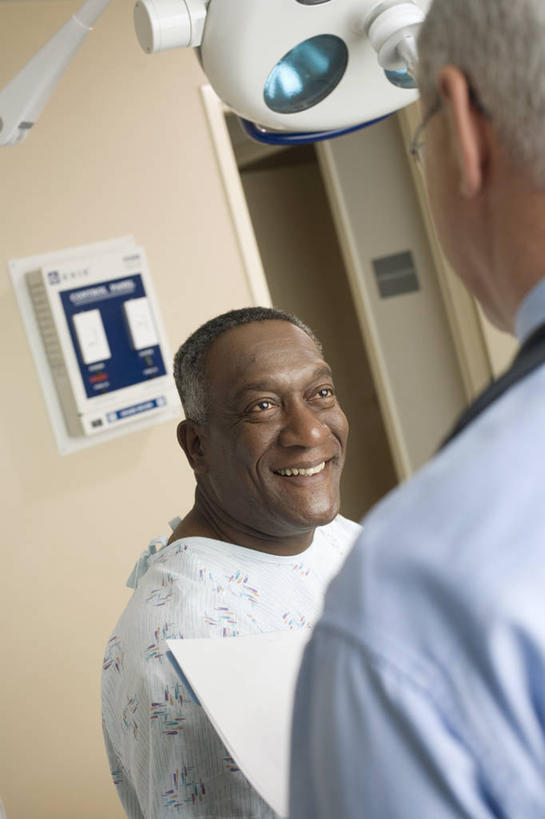 西方人,两个人,医生,病人,坐,笑,微笑,露齿笑,竖图,俯视,室内,白天,工作服,制服,门,照明,欧洲,欧洲人,阴影,朦胧,模糊,光线,影子,墙,灯光,注视,墙壁,墙面,灯,一个,灯具,门框,观察,看,医护人员,医疗人员,询问,单个,观看,照亮,察看,手术,照明设备,关注,无影灯,病号服,工作制服,男人,男性,中年男性,白种人,大夫,患者,就医者,坐着,半身,彩图,高角度拍摄,工作套服