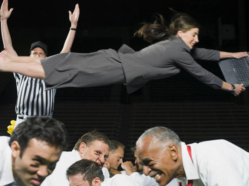 西方人,伙伴,朋友,商务人士,商务男性,商务女性,举,横图,室外,白天,仰视,衬衫,裙子,友谊,合作,团队,电脑,笔记本电脑,椅子,欧洲,欧洲人,双手,一排,弯腰,握,阴影,套装,朦胧,模糊,整齐,时间,光线,网络,时钟,手表,影子,木椅,墙,许多人,拿,计时,拿着,奔腾,通讯设备,长裙,墙壁,墙面,排列,一个,黑色,钟表,托,一群人,表,战略,握着,单个,半身裙,腕表,无线,队列,通信设备,商务装,无线网络,飞跃,无线上网,便携式电脑,工薪阶层,弯身,联合,合谋,配合,协作,手提电脑,男人,男性,女人,女性,中年男性,中年女性,白种人,白领,上班族,钟,举起,举手,举着,向上举,向上伸,向上托,半身,彩图,低角度拍摄,衬衣