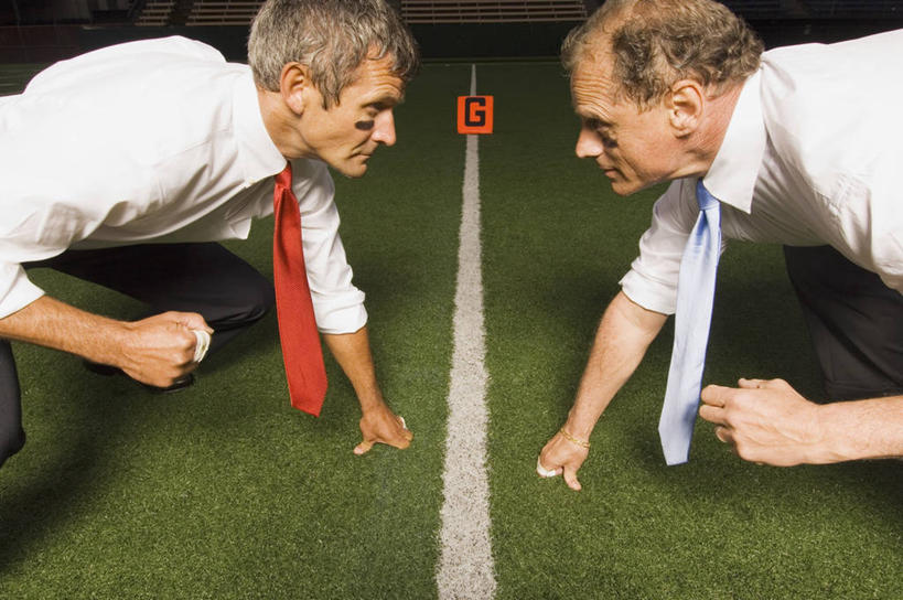 两个人,商务人士,商务男性,体育馆,运动场,横图,室外,白天,侧面,衬衫,草地,草坪,植物,撑,弯腰,握,阴影,套装,光线,英文,标志,文字,影子,字符,字母,看台,注视,鼓励,标识,体育场,草,绿色,阳光,观察,加油,看,手势,握拳,打气,握着,观看,英文字母,察看,撑着,关注,鼓舞,商务装,工薪阶层,弯身,运动馆,男人,男性,中年男性,白领,上班族,半身,彩图,衬衣