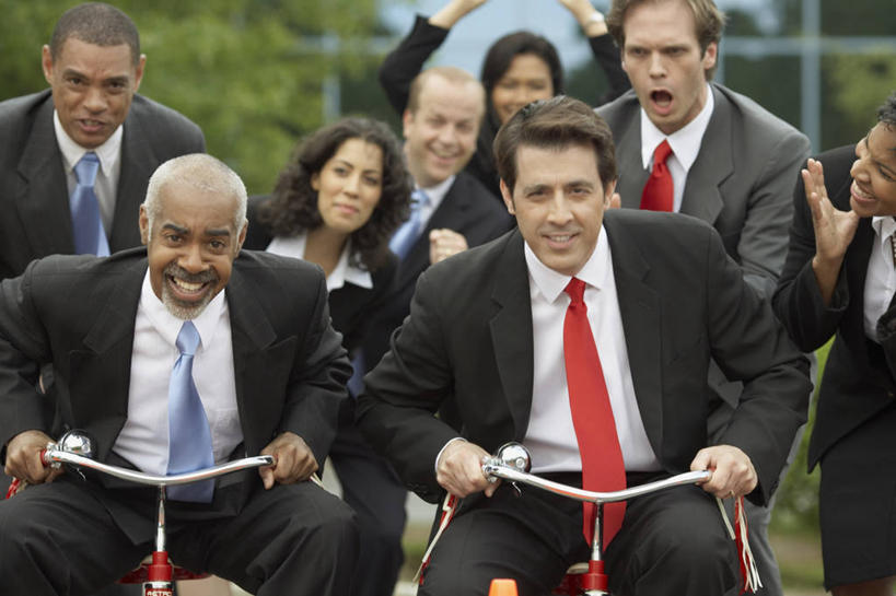 西方人,商务人士,商务男性,商务女性,站,坐,举,横图,室外,白天,正面,衬衫,西装,比赛,植物,自行车,欧洲,欧洲人,握,阴影,套装,正装,光线,影子,领带,许多人,拿,拿着,注视,职业装,踩,车,脚踏车,树,树木,绿色,阳光,自然,交通工具,踩着,观察,看,托,站着,张嘴,一群人,握着,生长,成长,观看,察看,关注,载具,商务装,张大嘴巴,工薪阶层,竞赛,男人,男性,女人,女性,中年男性,中年女性,白种人,白领,上班族,张开嘴,举起,举手,举着,向上举,向上伸,向上托,站立,坐着,半身,彩图,衬衣