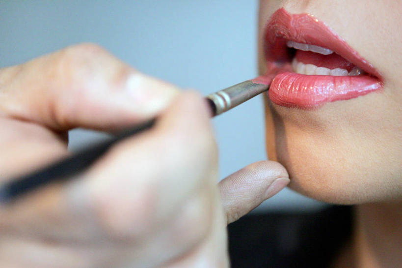 西方人,脸,头,脸颊,手,两个人,站,坐,横图,室内,特写,白天,正面,化妆,美容,欧洲,欧洲人,护肤,握,蓝色背景,服装,拿,拿着,注视,休闲装,肩膀,衣服,口红,观察,看,站着,保养,享受,休闲,手部,休闲服,放松,握着,保健,摄影,服饰,影棚,观看,察看,关注,化妆笔,养颜,年轻女性,女人,女性,白种人,头部,脸部,脸蛋,面部,站立,坐着,半身,彩图,影棚拍摄,拍摄