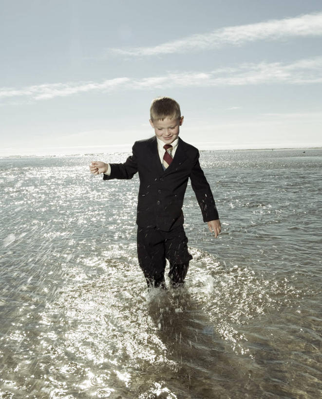 西方人,儿童,一个人,站,举,竖图,室外,白天,正面,西装,纯洁,海浪,海洋,欧洲,欧洲人,仅一个男性,仅一个人,涉水,阴影,套装,正装,光线,影子,浪花,云,云朵,云彩,职业装,小孩,蓝色,白云,蓝天,天空,阳光,海水,天,托,站着,仅一个小孩,可爱,童年,童趣,晴朗,海景,童真,烂漫,无邪,渡水,天真,男孩,男人,男性,白种人,孩子,大海,风浪,海,海水的波动,近岸浪,涌浪,晴空,举起,举手,举着,向上举,向上伸,向上托,站立,彩图,全身,男生