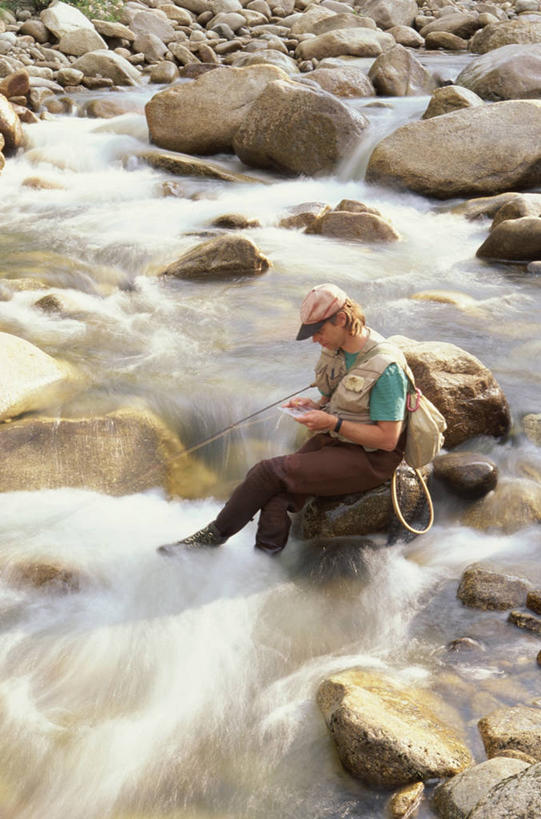 西方人,一个人,坐,竖图,俯视,室外,白天,河流,石头,水,急流,帽子,钓鱼竿,欧洲,欧洲人,仅一个年轻女性,仅一个女性,仅一个人,握,阴影,服装,朦胧,模糊,光线,包,石子,影子,河水,水流,拿,旅行包,拿着,注视,休闲装,一个,衣服,阳光,背包,遮阳帽,低头,观察,看,休闲,休闲服,激流,握着,服饰,单个,观看,渔具,察看,关注,一顶,旅游包,洪流,年轻女性,女人,女性,白种人,钓竿,鱼竿,石块,岩石,坐着,彩图,高角度拍摄,全身,钓鱼,双肩包