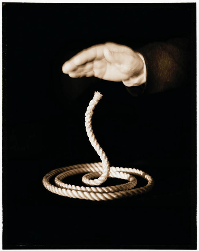 西方人,手,一个人,魔术师,站,竖图,俯视,室内,特写,白天,背景,欧洲,欧洲人,仅一个男性,仅一个人,仅一个中年男性,黑色背景,服装,朦胧,模糊,休闲装,一个,衣服,白色,绳子,站着,休闲,手部,休闲服,摄影,服饰,影棚,单个,单手,绳索,魔术,变戏法,配景,男人,男性,中年男性,白种人,魔术大师,站立,半身,布景,彩图,高角度拍摄,影棚拍摄,拍摄