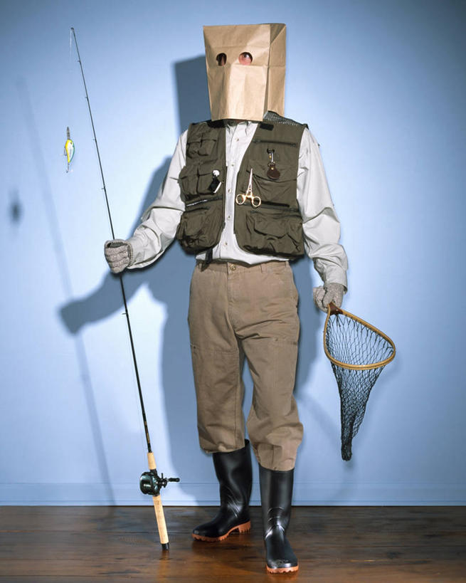 西方人,一个人,站,竖图,室内,白天,正面,购物,消费,地板,袋子,鞋子,钓鱼竿,欧洲,欧洲人,仅一个男性,仅一个人,仅一个中年男性,握,阴影,服装,朦胧,模糊,光线,包装袋,手提袋,影子,雨鞋,雨靴,墙,购物袋,地面,拿,拿着,注视,休闲装,靴子,木地板,墙壁,墙面,一个,衣服,蓝色,观察,看,站着,休闲,休闲服,握着,金融,服饰,渔网,单个,观看,渔具,察看,购买,关注,抓捕,胶鞋,捕捞,鱼网,伪装,贸易,拉网,捕捞工具,假装,男人,男性,中年男性,白种人,钓竿,鱼竿,站立,彩图,全身,钓鱼