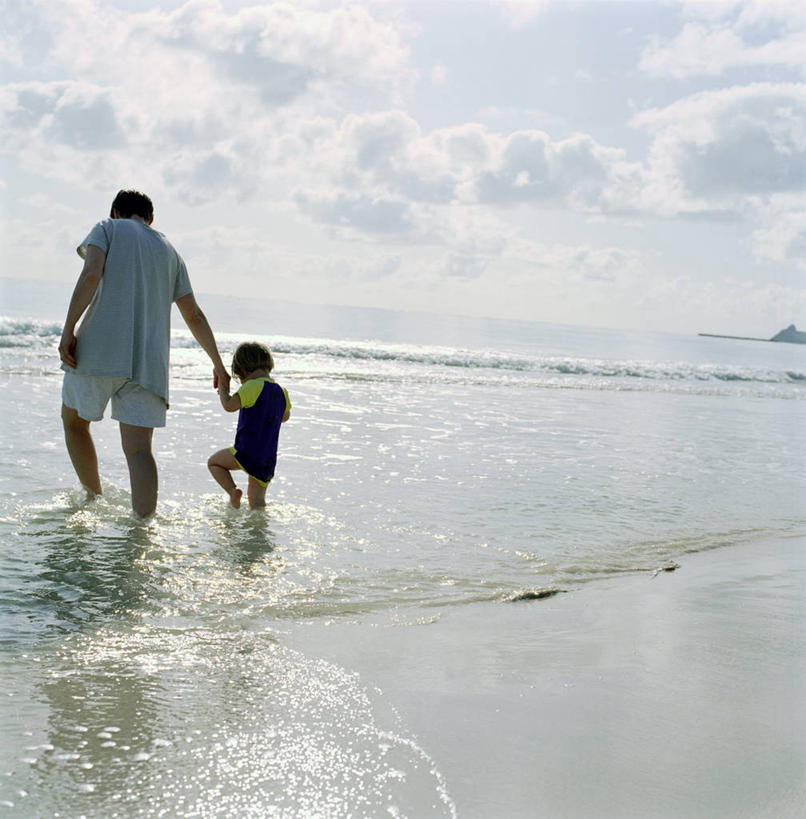 西方人,儿童,两个人,父亲,儿子,走,握手,竖图,室外,白天,海浪,海洋,欧洲,欧洲人,涉水,阴影,服装,光线,影子,浪花,云,云朵,云彩,休闲装,小孩,背面,衣服,蓝色,白云,蓝天,天空,阳光,海水,天,休闲,父子,休闲服,父爱,服饰,晴朗,海景,渡水,男孩,男人,男性,白种人,大海,风浪,海,海水的波动,近岸浪,涌浪,晴空,步行,搀手,拉手,散步,手搀手,手拉手,手牵手,手握手,走路,彩图,全身,男生