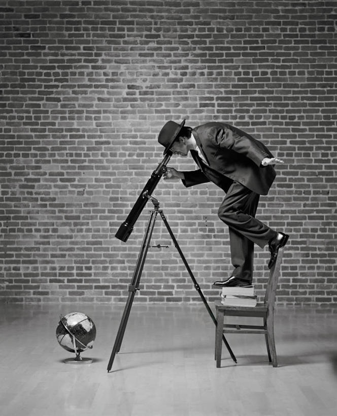 西方人,一个人,站,竖图,室内,白天,侧面,衬衫,西装,探险,神秘,仪器,卫星,宇宙,科技,海洋,地图,帽子,书籍,椅子,欧洲,欧洲人,仅一个男性,仅一个人,仅一个中年男性,眺望,弯腰,握,套装,正装,检查,研究,反射,分析,科学,太空,太空船,网格,星球,地球仪,望远镜,线条,世界地图,木椅,墙,地球,陆地,星云,领带,拿,全球,拿着,注视,职业装,礼帽,墙壁,墙面,球,自然,经纬线,模型,观察,看,站着,球体,清晰,探索,握着,系,地理,国家,太阳系,放大,观看,发现,仔细,人造卫星,大陆,天体,科研,察看,世界,科学技术,瞭望,聚焦,关注,银河系,纬线,航天飞机,版图,经线,星体,天文学,远视镜,瞭望镜,外太空,经纬仪,地理学,光学,清楚,弯身,哈勃空间望远镜,哈勃太空望远镜,哈勃望远镜,男人,男性,中年男性,白种人,书,图书,站立,彩图,全身,衬衣,大洋,大洲,光学仪器,千里镜