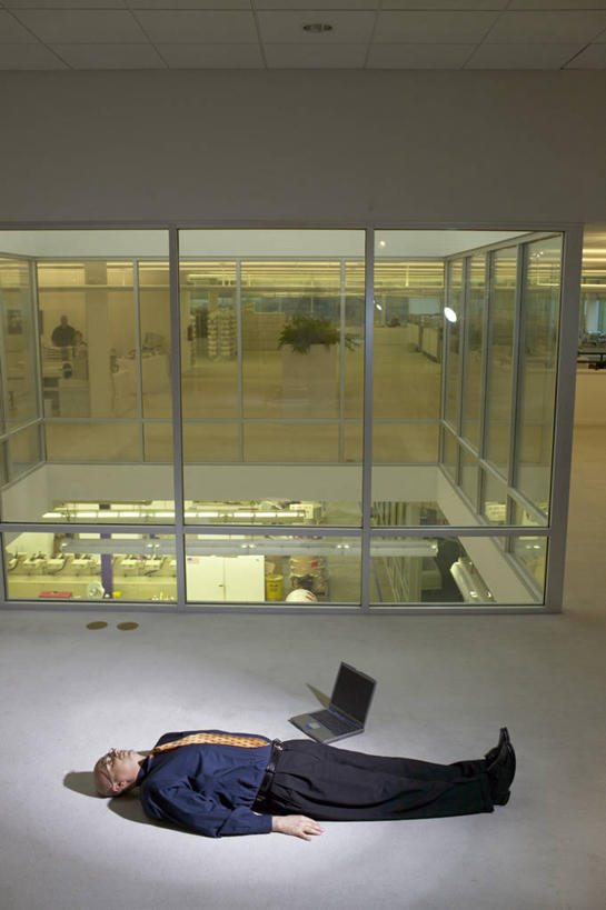 西方人,一个人,商务人士,商务男性,躺,竖图,俯视,室内,白天,衬衫,电脑,笔记本电脑,窗户,欧洲,欧洲人,仅一个男性,仅一个人,仅一个中年男性,套装,网络,走道,走廊,过道,领带,注视,通讯设备,玻璃窗,观察,看,疲倦,观看,一台,察看,疲劳,无线,疲惫,象征,庄重,关注,震动,失落,通信设备,商务装,身份,无线网络,无线上网,便携式电脑,工薪阶层,疲乏,正式,地位,卧着,震惊,手提电脑,男人,男性,中年男性,白种人,白领,上班族,躺着,卧,彩图,高角度拍摄,全身,衬衣