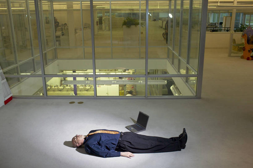 西方人,一个人,商务人士,商务男性,躺,横图,俯视,室内,白天,衬衫,电脑,笔记本电脑,窗户,欧洲,欧洲人,仅一个男性,仅一个人,仅一个中年男性,套装,网络,走道,走廊,过道,领带,注视,通讯设备,玻璃窗,观察,看,疲倦,观看,一台,察看,疲劳,无线,疲惫,象征,庄重,关注,震动,失落,通信设备,商务装,身份,无线网络,无线上网,便携式电脑,工薪阶层,疲乏,正式,地位,卧着,震惊,手提电脑,男人,男性,中年男性,白种人,白领,上班族,躺着,卧,彩图,高角度拍摄,全身,衬衣