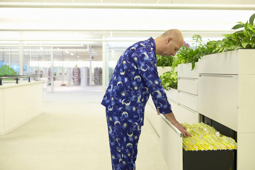 西方人,一个人,商务人士,商务男性,站,横图,室内,白天,侧面,衬衫,植物,柜子,欧洲,欧洲人,仅一个男性,仅一个人,仅一个中年男性,握,睡衣,套装,检查,材料,档案,文件,走道,走廊,过道,拿,拿着,注视,蓝色,绿色,自然,资料,观察,看,站着,握着,生长,成长,观看,察看,关注,搜索,文档,商务装,档案柜,工薪阶层,搜寻,寝衣,搜查,搜刮,搜检,查抄,男人,男性,中年男性,白种人,白领,上班族,站立,半身,彩图,衬衣