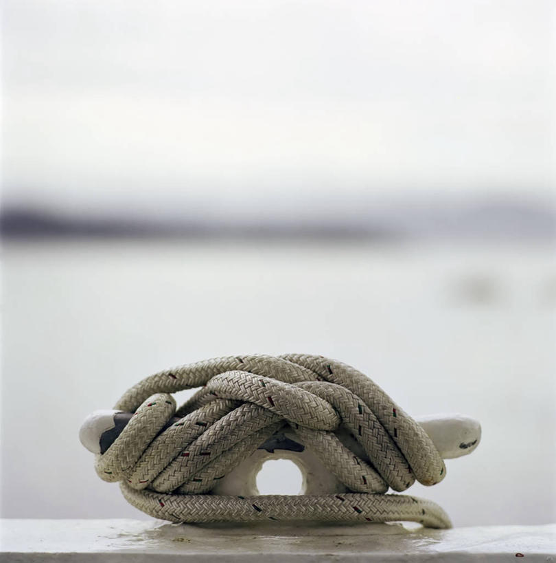 无人,码头,竖图,室外,特写,白天,正面,港口,阴影,朦胧,模糊,光线,影子,柱子,阳光,缆绳,系船柱,缆绳桩,缆绳柱,系缆桩,彩图,摆渡口,埠头,渡口,渡头,港湾,海港,货运码头,口岸,商港