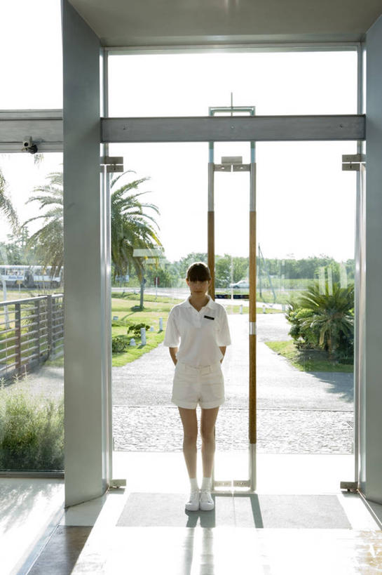 西方人,头发,一个人,家,栏杆,站,竖图,室内,白天,正面,工作服,植物,门,道路,路,棕榈树,叶子,玻璃,欧洲,欧洲人,仅一个年轻女性,仅一个女性,仅一个人,阴影,短裤,光线,影子,栅栏,房屋,屋子,篱笆,围栏,小路,绿叶,交通,注视,护栏,楼房,住宅,玻璃制品,树,树木,蓝色,绿色,白色,黑色,蓝天,天空,自然,门框,天,观察,看,站着,嫩叶,生长,晴朗,成长,观看,察看,关注,棕榈叶,万里无云,年轻女性,女人,女性,白种人,长发,叶,叶片,晴空,晴空万里,站立,半身,彩图,房子