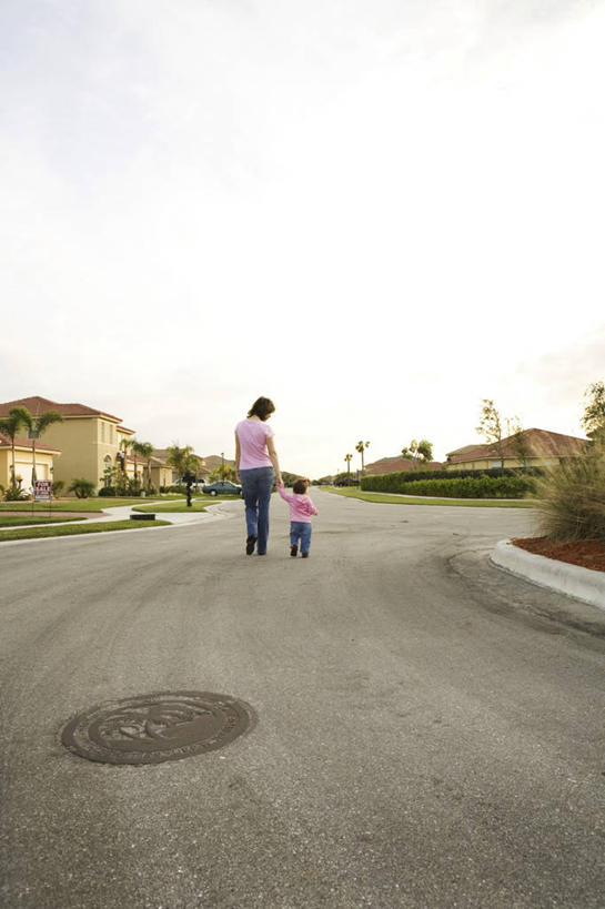 西方人,儿童,两个人,母亲,女儿,家,走,拉,竖图,室外,白天,正面,草地,草坪,植物,道路,路,公路,棕榈树,叶子,欧洲,欧洲人,阴影,服装,裤子,光线,影子,房屋,屋子,绿叶,交通,牛仔裤,休闲装,楼房,住宅,草,树,树木,小孩,衣服,蓝色,绿色,蓝天,天空,阳光,自然,天,休闲,母女,休闲服,嫩叶,母爱,服饰,生长,晴朗,成长,棕榈叶,万里无云,窨井盖,女孩,女人,女性,白种人,叶,叶片,晴空,晴空万里,马路,步行,散步,走路,彩图,全身,房子,女生