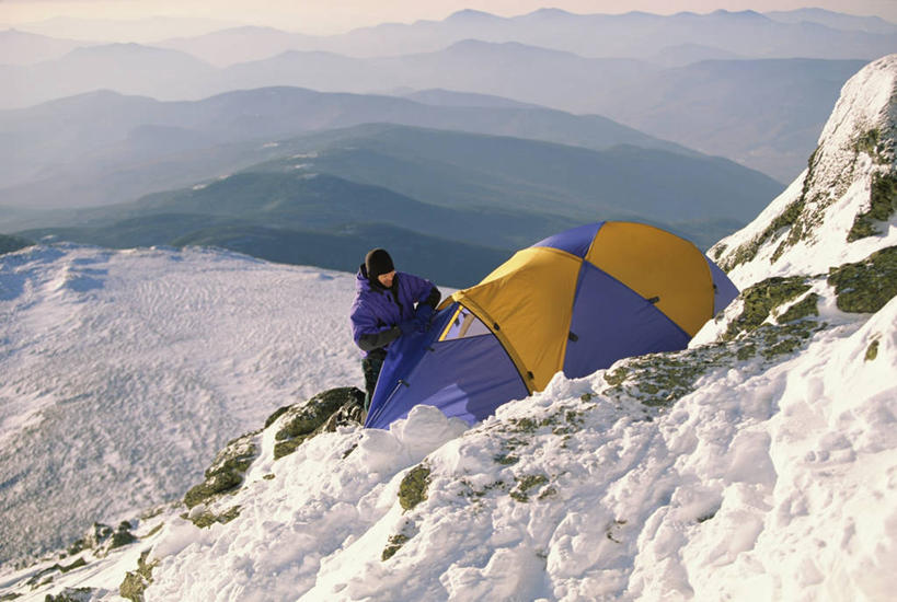 西方人,一个人,站,攀登,横图,室外,白天,正面,锻炼,旅游,度假,探险,运动,攀岩,山,山脉,雪,雪山,大雪,帽子,欧洲,欧洲人,仅一个男性,仅一个人,握,阴影,光线,影子,帐篷,冰,积雪,山峰,雪景,冬季,冬天,山峦,拿,拿着,娱乐,极限运动,仅一个年轻男性,蓝色,蓝天,天空,阳光,群山,天,站着,享受,休闲,爬,放松,寒冷,握着,晴朗,冰冷,登山服,室外运动,露营,野营,户外运动,万里无云,宿营,编织帽,严寒,冰凉,酷寒,凛冽,凛凛,极冷,冒险,体育,男人,男性,年轻男性,白种人,晴空,晴空万里,登山,攀爬,站立,半身,彩图,健身