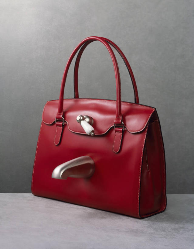 无人,竖图,室内,特写,白天,正面,灰色背景,包,皮包,水龙头,开关,一个,红色,把手,门把手,打开,摄影,影棚,单个,单肩包,门把,阀门,开启,水咀,拉手,彩图,影棚拍摄,拍摄