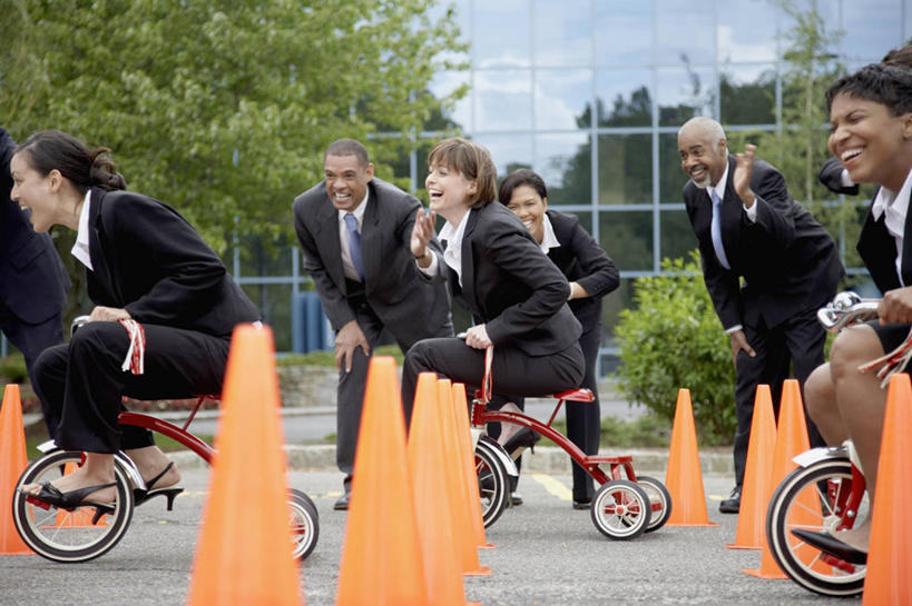 西方人,商务人士,商务男性,商务女性,高楼大厦,站,坐,笑,微笑,露齿笑,横图,室外,白天,侧面,衬衫,西装,草地,草坪,植物,窗户,大厦,建筑,摩天大楼,自行车,欧洲,欧洲人,一排,许多,弯腰,握,阴影,套装,正装,整齐,光线,影子,墙,领带,很多,许多人,拿,拿着,注视,职业装,鼓励,玻璃窗,墙壁,墙面,车,脚踏车,草,树,树木,排列,绿色,阳光,自然,楼宇,交通工具,观察,加油,看,站着,一群人,橙色,打气,握着,生长,成长,观看,察看,队列,关注,载具,鼓舞,障碍,工薪阶层,弯身,男人,男性,女人,女性,中年男性,中年女性,白种人,白领,上班族,站立,坐着,彩图,全身,衬衣,大楼,高层建筑,高楼,摩天楼